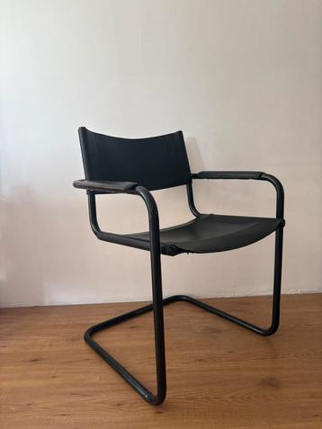 2x buisframe stoelen zwart leer beschikbaar voor biedingen