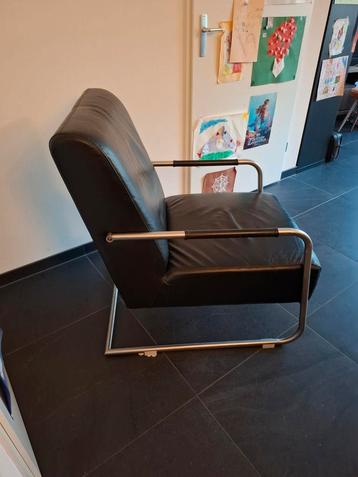 Twee zwart lederen fauteuils beschikbaar voor biedingen
