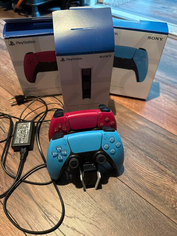 2 Dualsense PS5 Controllers + Charging Station, Spelcomputers en Games, Spelcomputers | Sony PlayStation Consoles | Accessoires