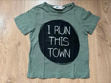 H&M t-shirt ‘I run this town’ groen/zwart maat 98/104 beschikbaar voor biedingen