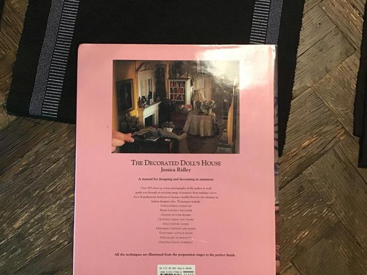 The Decorated Doll's House - Jessica Ridley, Verzamelen, Poppenhuizen en Toebehoren, Zo goed als nieuw, Ophalen of Verzenden