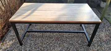 Houten eettafel met zwart metaal onderstel