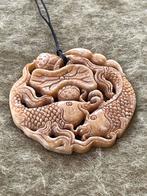 Amulet met koikarpers, Overige voorstellingen, Ophalen of Verzenden, Zo goed als nieuw, Steen of Mineraal