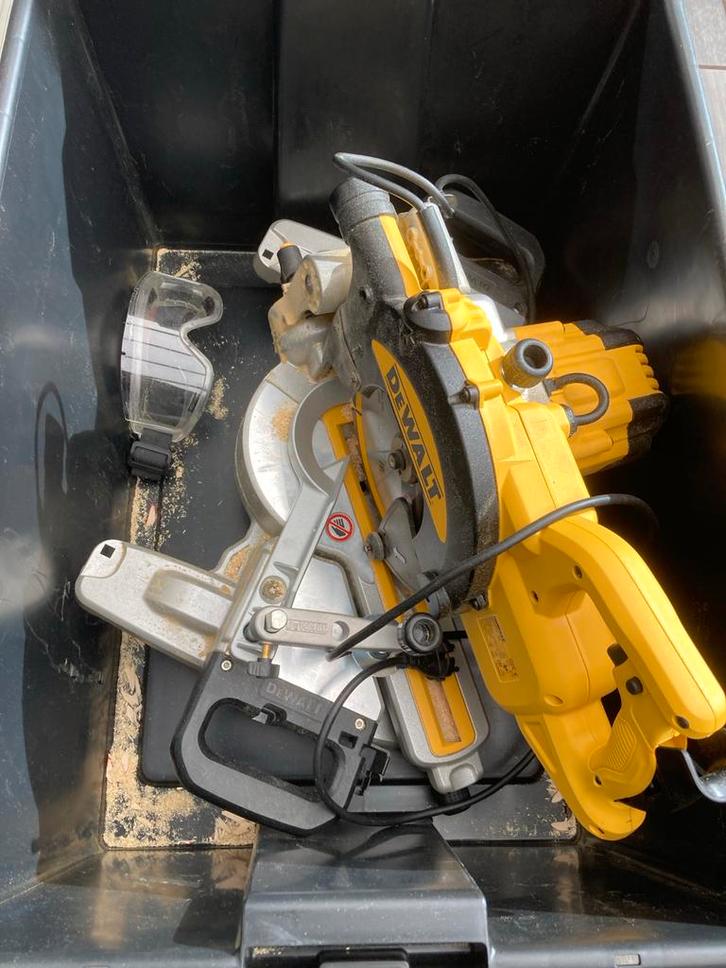 DeWalt DWS774 Afkortzaag + Extra Bladen, Doe-het-zelf en Verbouw, Gereedschap | Zaagmachines, Zo goed als nieuw, Afkortzaag, 1200 watt of meer