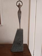 Bronzen Sculptuur / Beeld van Vrouw/Naakt op marmeren sokkel, Ophalen of Verzenden