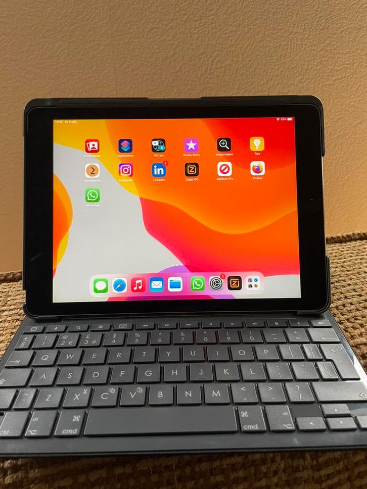 Ipad Air 2 met Logitech toetsenbord cover, Computers en Software, Apple iPads, Gebruikt, Apple iPad Air, Wi-Fi en Mobiel internet