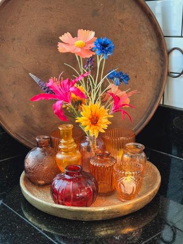 Compleet dienblad fleurig met vaasjes en zijde boeket beschikbaar voor biedingen