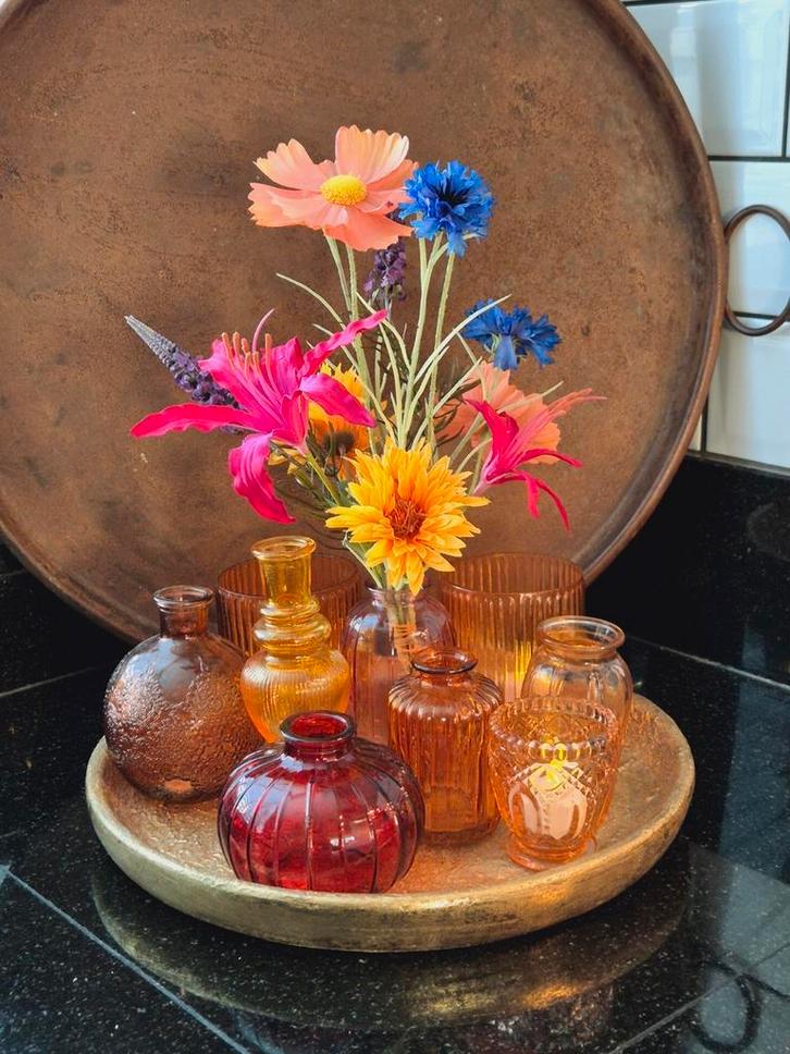 Compleet dienblad fleurig met vaasjes en zijde boeket, Huis en Inrichting, Woonaccessoires | Dienbladen, Zo goed als nieuw, Overige materialen