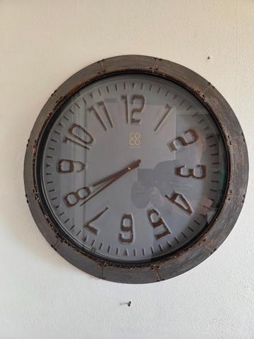 Grote Coco Maison wandklok beschikbaar voor biedingen