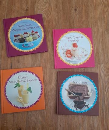4 kookboeken petit four, taart, chocolade en smoothies beschikbaar voor biedingen