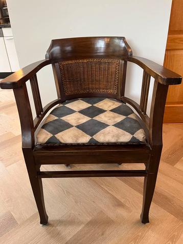 Houten stoel met kussen rn tietenzitting in perfecte staat beschikbaar voor biedingen