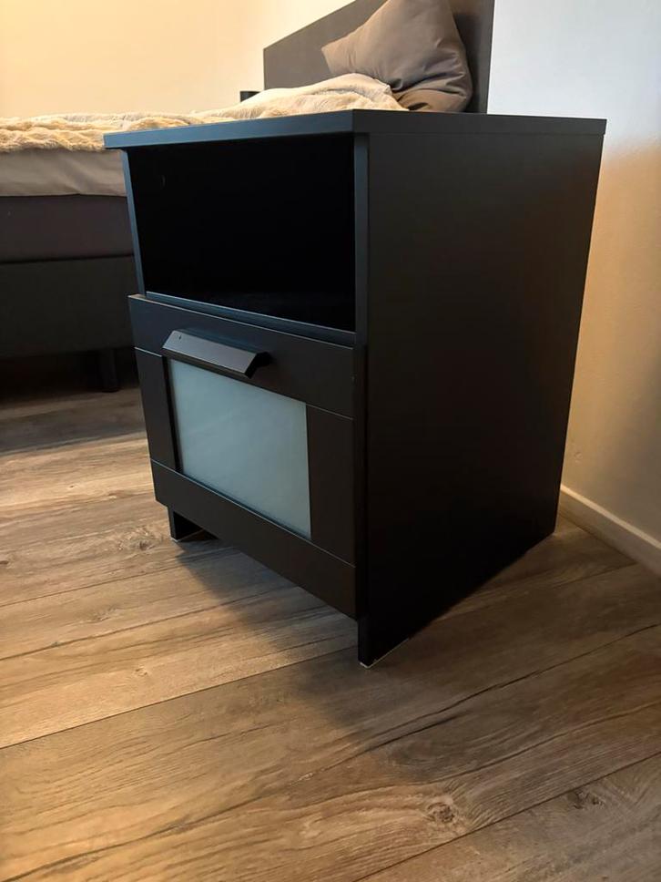 2x Brimnes nachtkastjes - IKEA - Zeer nette staat, Huis en Inrichting, Slaapkamer | Nachtkastjes, Zo goed als nieuw, Minder dan 55 cm