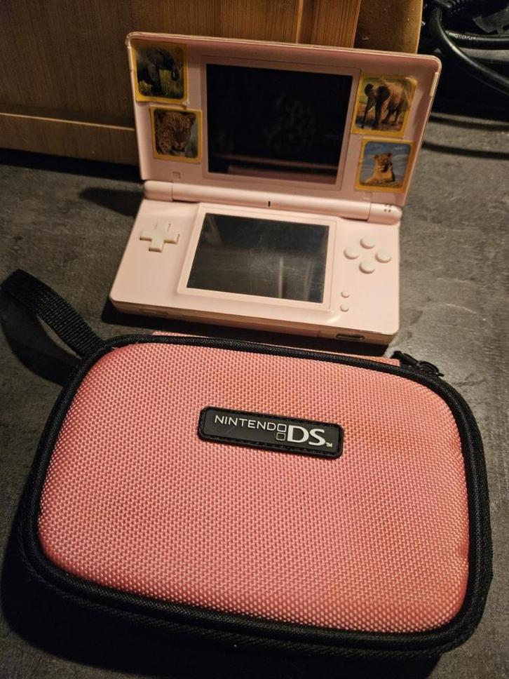 Vintage licht roze nintendo ds lite met nintendo tasje pink., Spelcomputers en Games, Spelcomputers | Nintendo DS, Gebruikt, DS Original of Phat