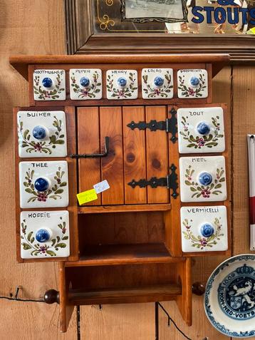 Vintage keuken kruidenkastje met porseleinen laatjes beschikbaar voor biedingen