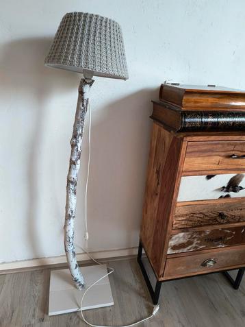 Vloerlamp van boomtak beschikbaar voor biedingen