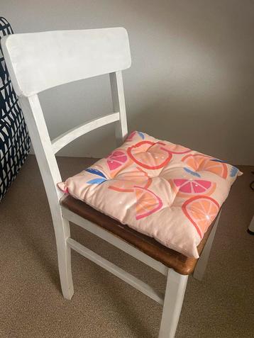 Vintage Stoel met Fruitkussen beschikbaar voor biedingen