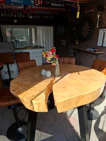 Hoge massief houten statafel met 6 krukken beschikbaar voor biedingen