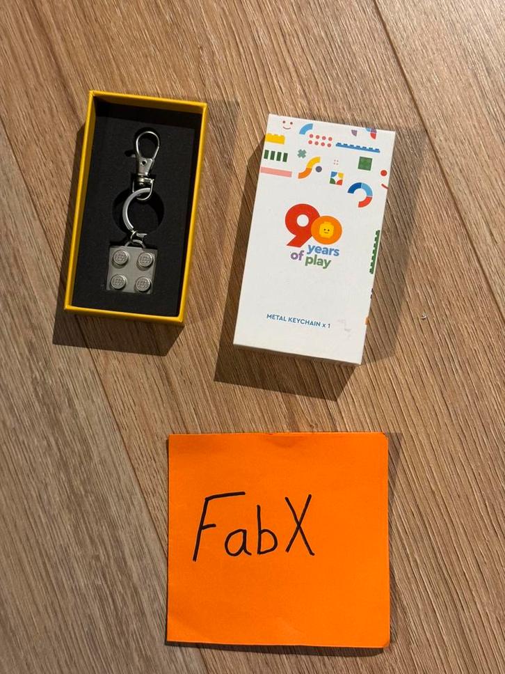 Lego 100871 Sleutelhanger 90 Years of Play, Kinderen en Baby's, Speelgoed | Duplo en Lego, Nieuw, Lego, Ophalen of Verzenden