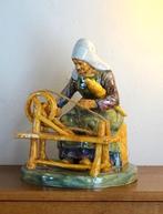Beeld Géo Martel Vrouw met Spinnewiel Majolica Aardewerk, Antiek en Kunst, Antiek | Keramiek en Aardewerk, Ophalen of Verzenden