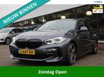 BMW 1-serie 118i High Exe. Edit. M-Sport 1e EIG_PANO_LEDER_C, Auto's, BMW, Lichtsensor, Gebruikt, Bedrijf, 3 cilinders