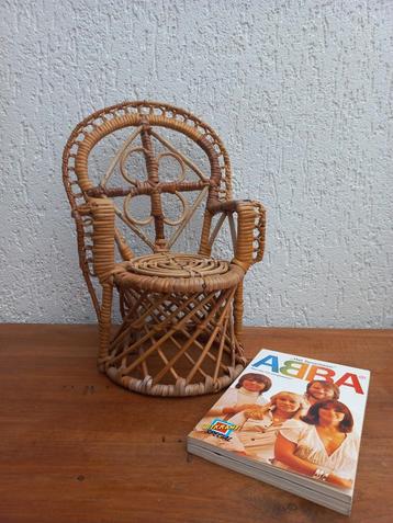 Rotan poppenstoel. Riet. Vintage. Stoel. Pop beschikbaar voor biedingen