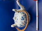 antieke porseleinen theepot met rieten handvat, Ophalen