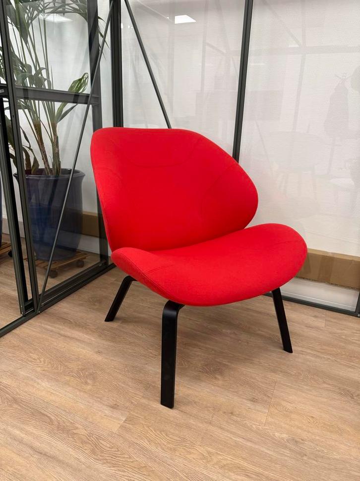 2 Softline Eden lounge fauteuils, Huis en Inrichting, Stoelen, Zo goed als nieuw, Twee, Hout, Rood, Ophalen