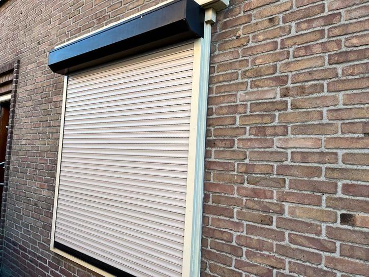 Twee elektrische rolluiken te koop, Doe-het-zelf en Verbouw, Rolluiken, Gebruikt, 150 tot 200 cm, 200 cm of meer, Crème of Beige