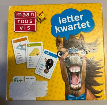 Letter kwartet van maan, roos, vis beschikbaar voor biedingen