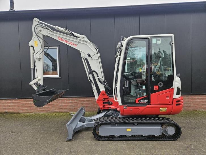 Takeuchi TB240 Stag V, Zakelijke goederen, Machines en Bouw | Kranen en Graafmachines, Graafmachine