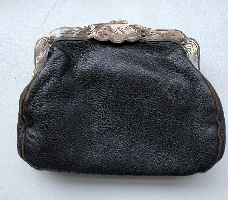 Antieke leren portemonnee met zilveren beugel, ca. 1900, Sieraden, Tassen en Uiterlijk, Portemonnees, Gebruikt, Overige merken