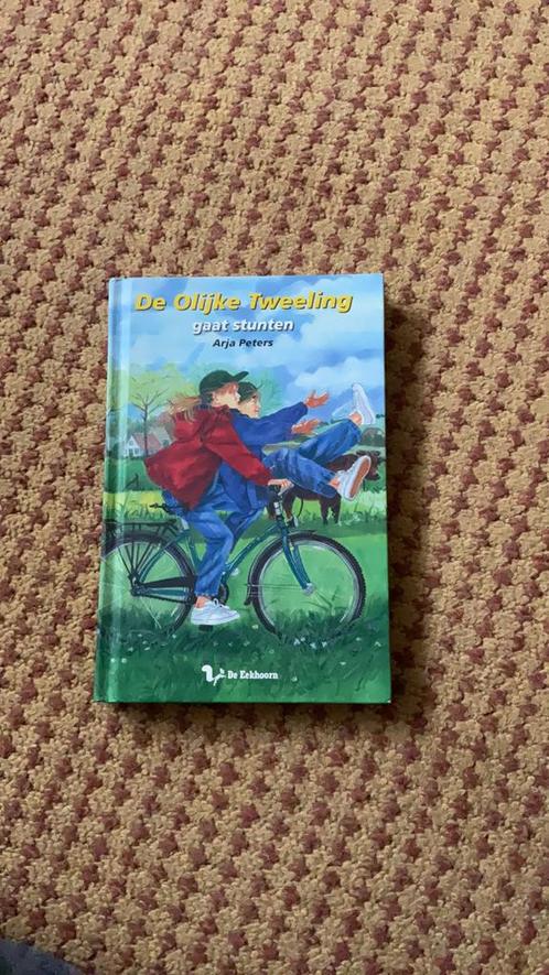 A. Peters - De olijke tweeling gaat stunten, Boeken, Kinderboeken | Jeugd | 10 tot 12 jaar, Zo goed als nieuw, Ophalen of Verzenden