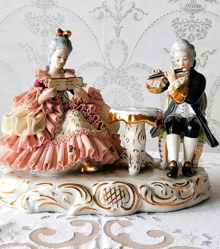 DRESDEN GROOT PORSELEINEN BEELDJE in ROCOCO stijl, Antiek en Kunst, Antiek | Porselein, Ophalen of Verzenden