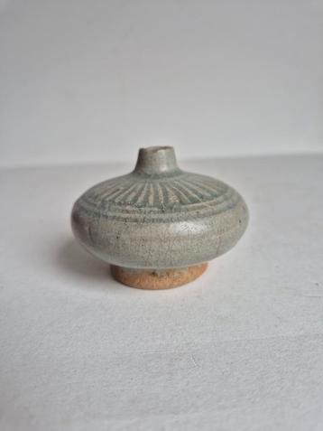 Antieke Celadon Vaasje Sawankhalok Thailand 15e/16e eeuws beschikbaar voor biedingen