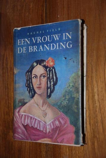 Een vrouw in de branding.  beschikbaar voor biedingen