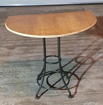 Sidetable met smeedijzeren onderstel