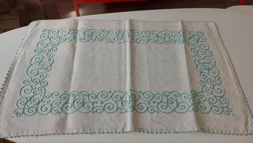 Prachtig hand geborduurd linnen kleed uit Frankrijk, Antiek en Kunst, Antiek | Kleden en Textiel, Ophalen of Verzenden