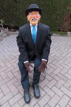 Abraham pop gekleed in blauw kostuum en wit hemd en schoenen, Hobby en Vrije tijd, Feestartikelen | Verhuur, Ophalen, Zo goed als nieuw