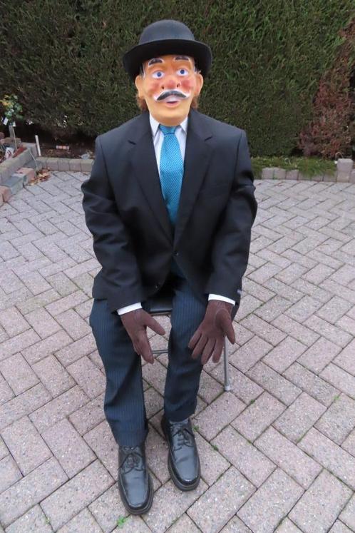 Abraham pop gekleed in blauw kostuum en wit hemd en schoenen, Hobby en Vrije tijd, Feestartikelen | Verhuur, Zo goed als nieuw