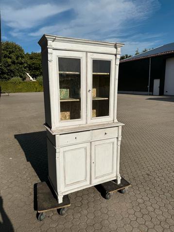 Antieke Kast Empire stijl beschikbaar voor biedingen
