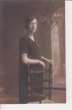 D616 oude ansichtkaart 190x vrouw met stoel z/w, Verzamelen, Ongelopen, Ophalen of Verzenden, Voor 1920