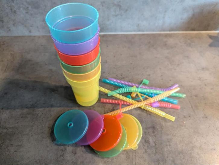 GRATIS - plastic drinkbekers met rietjes, Huis en Inrichting, Keuken | Servies, Zo goed als nieuw, Overige typen, Overige stijlen