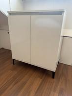 Een bijna nieuw wandkastje met deurtjes, Ophalen
