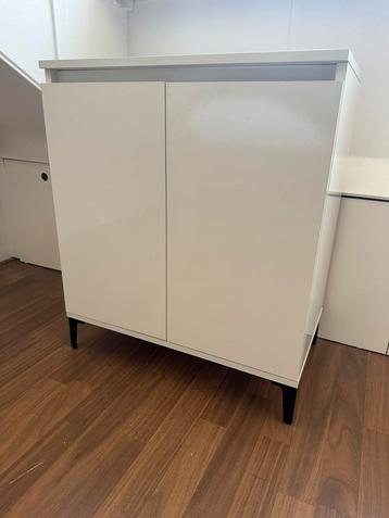 Een bijna nieuw wandkastje met deurtjes