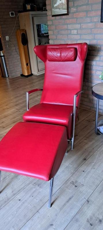 Moderne rode leren design fauteuil met voetenbankje beschikbaar voor biedingen