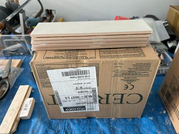 Tegels creme beschikbaar voor biedingen