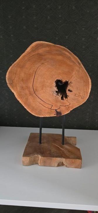 Houten decoratie op voet beschikbaar voor biedingen