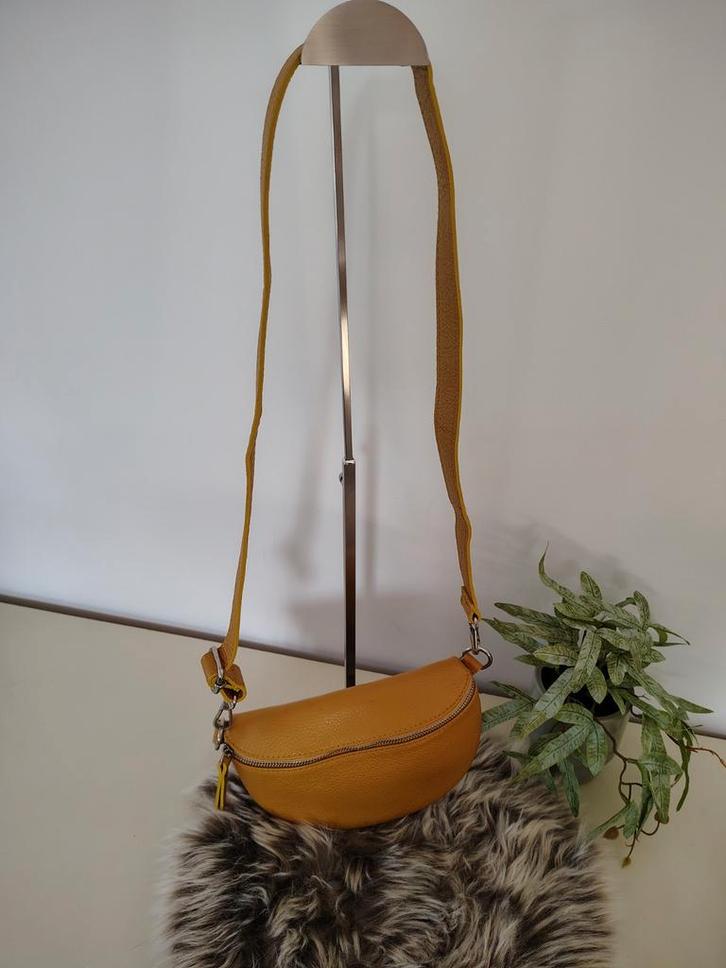 Italiaans leren schoudertasje - mosterdgeel, Sieraden, Tassen en Uiterlijk, Tassen | Damestassen, Zo goed als nieuw, Schoudertasje