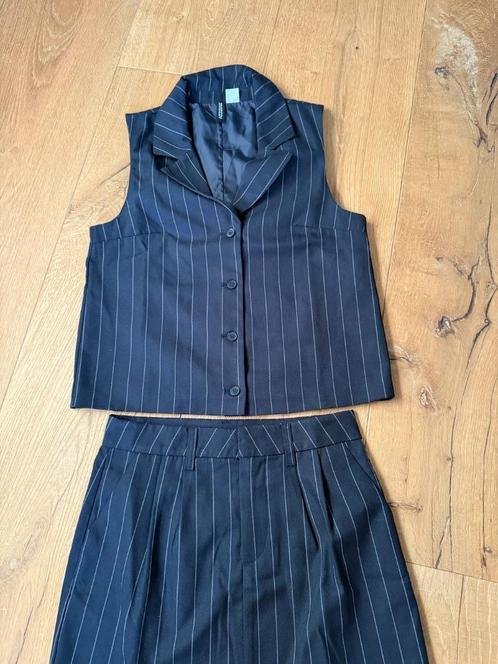 H&M DIVIDED pinstripe set maat XS – gilet +rok – super trend, Kleding | Dames, Dames-kledingpakketten, Zo goed als nieuw, Maat 34 (XS) of kleiner