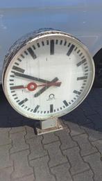 Prachtige grote stationsklok Mobatime Stations klok 67cm, Huis en Inrichting, Ophalen, Stettbachstrasse 5, CH-8600 Dübendorf.